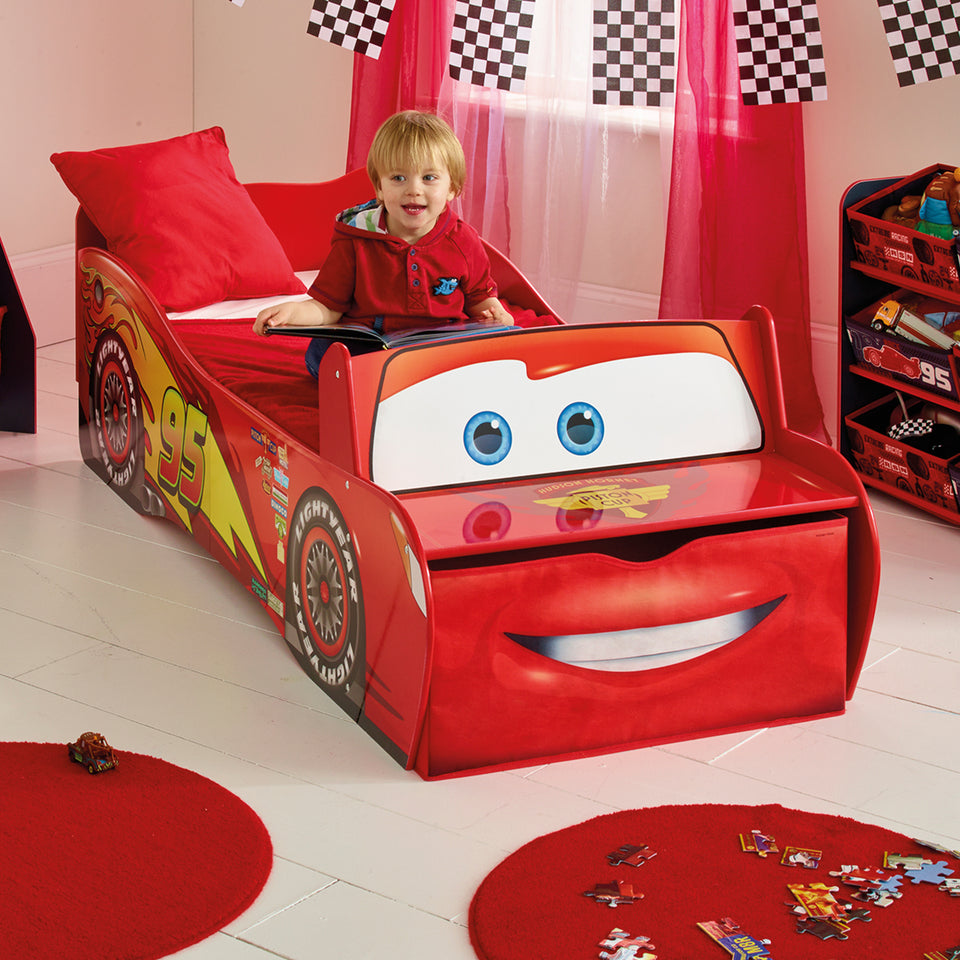 Cars Lightning McQueen autovoodi, toddler bed, poiste voodi, poiste voodid, Voodi eesotsas on istumisalus ja mänguasjadekast.